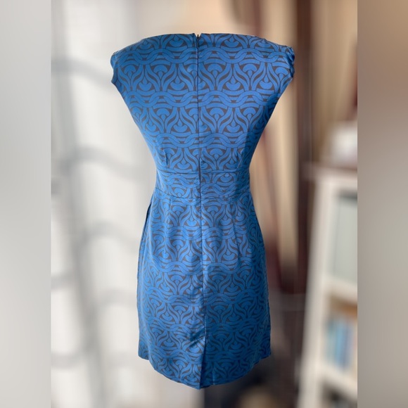 BANANA REPUBLIC ~Beautiful Black & Blue Silk Print Dress  ~Box Pleat Detail~Sz 0 - Picture 4 of 5